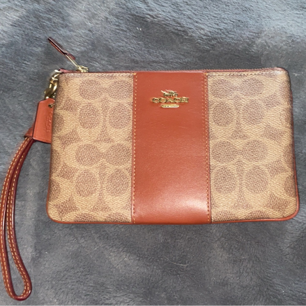 Signature Coach Wristlet in the Rust colorway 🫶🏽